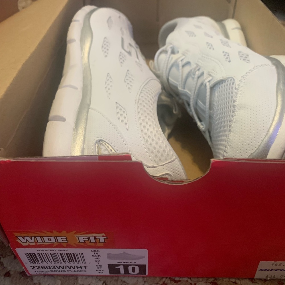 Wide fit women’s sketchers sneakers